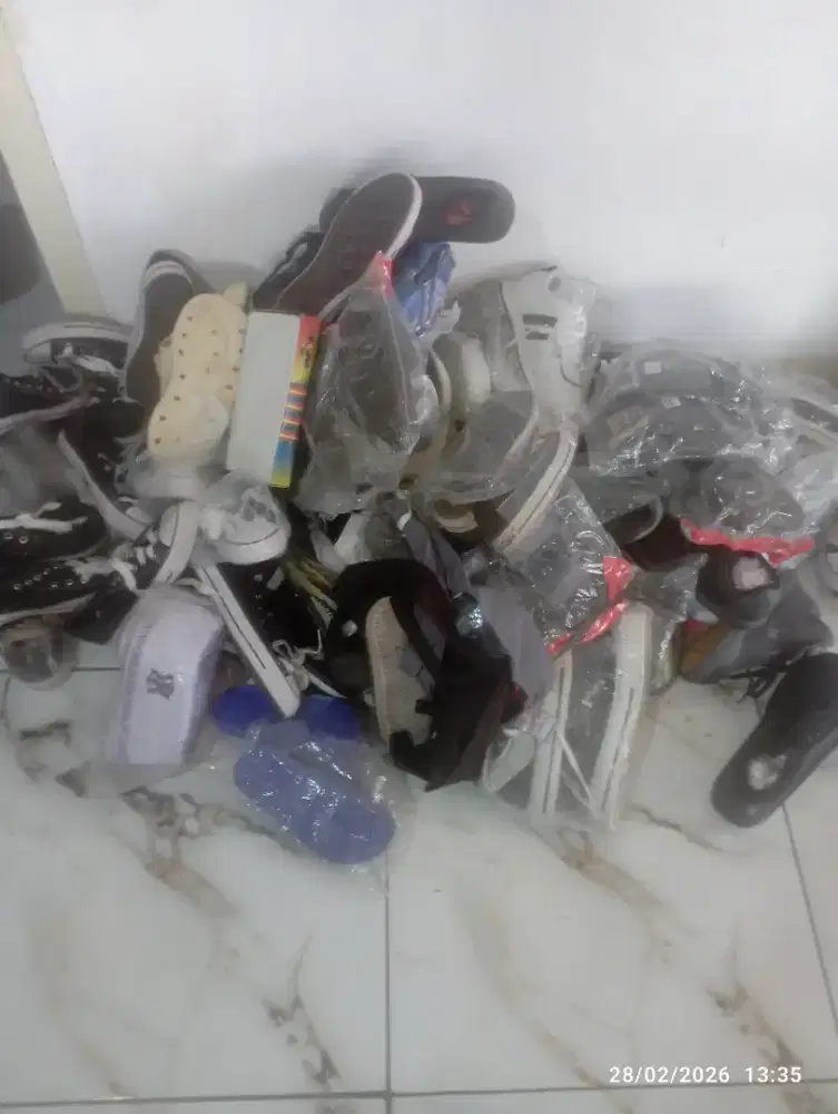 Sepatu sekolah anak