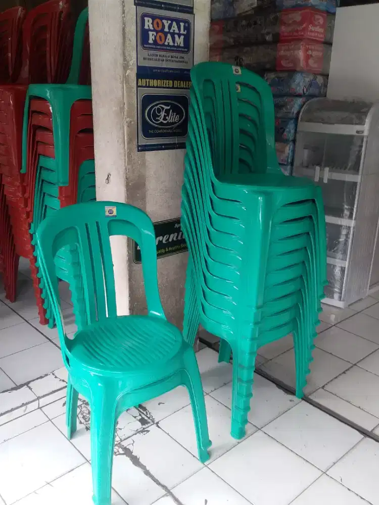 Kursi plastik sandaran