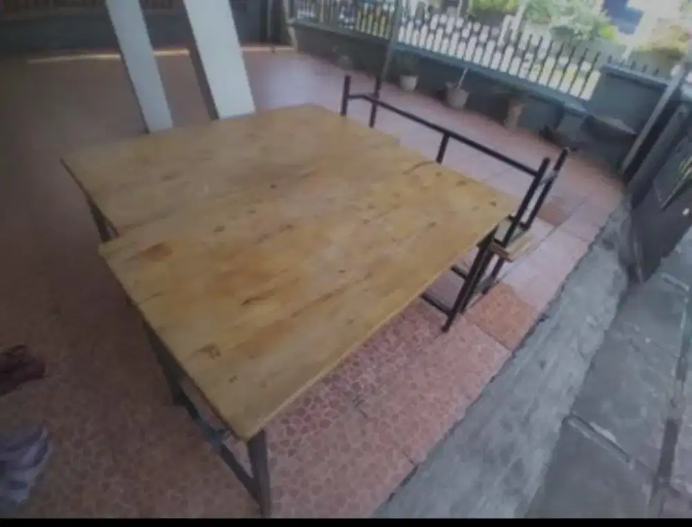 Dijual 2 set Meja + kursi Cafe kondisi sangat bagus pemakaian 6 bln
