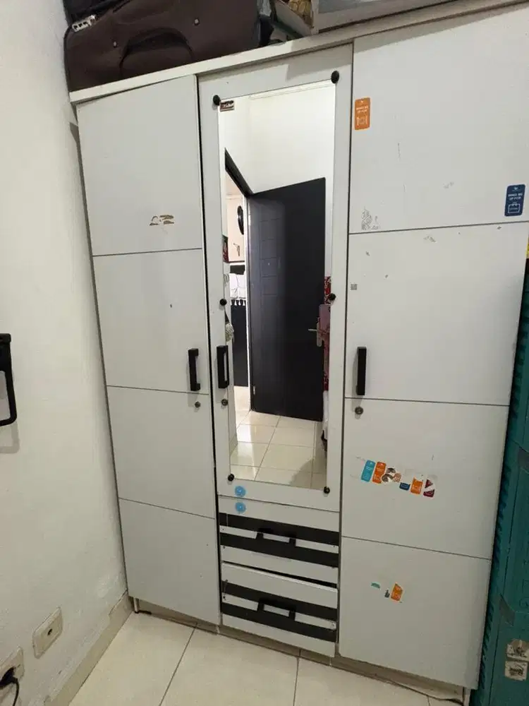 Lemari pakaian bahan kayu