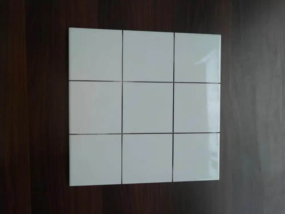 Keramik estetik putih ukuran 30x30 ada 11pcs