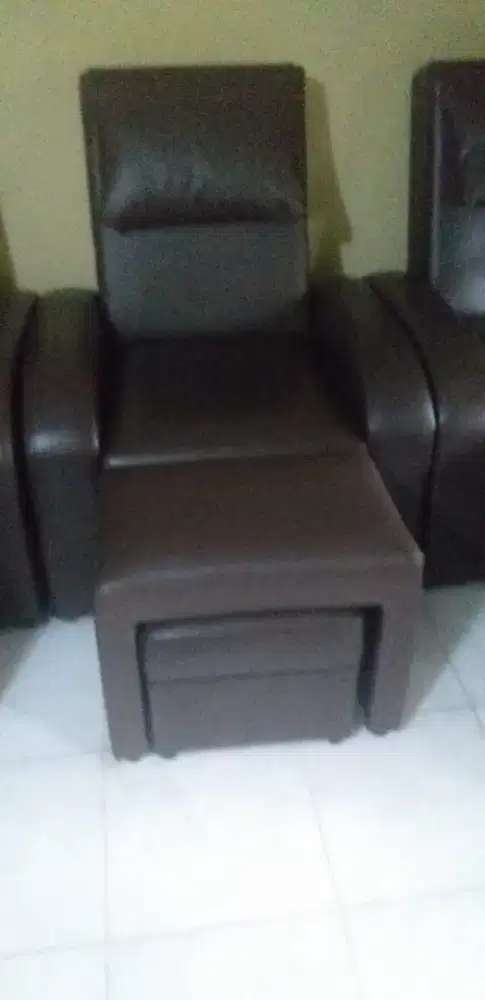 Kursi terapis warna hitam.