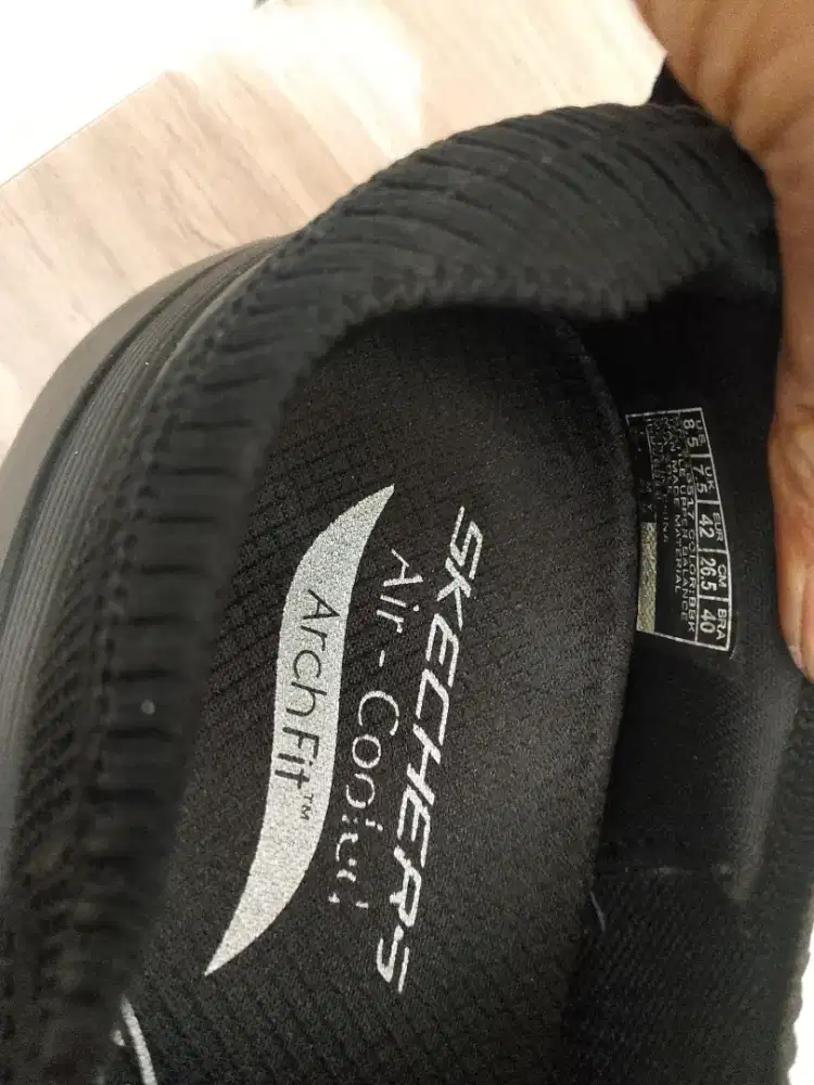 Sepatu skechers slip on