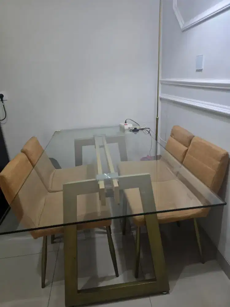 Meja makan kaca tempered