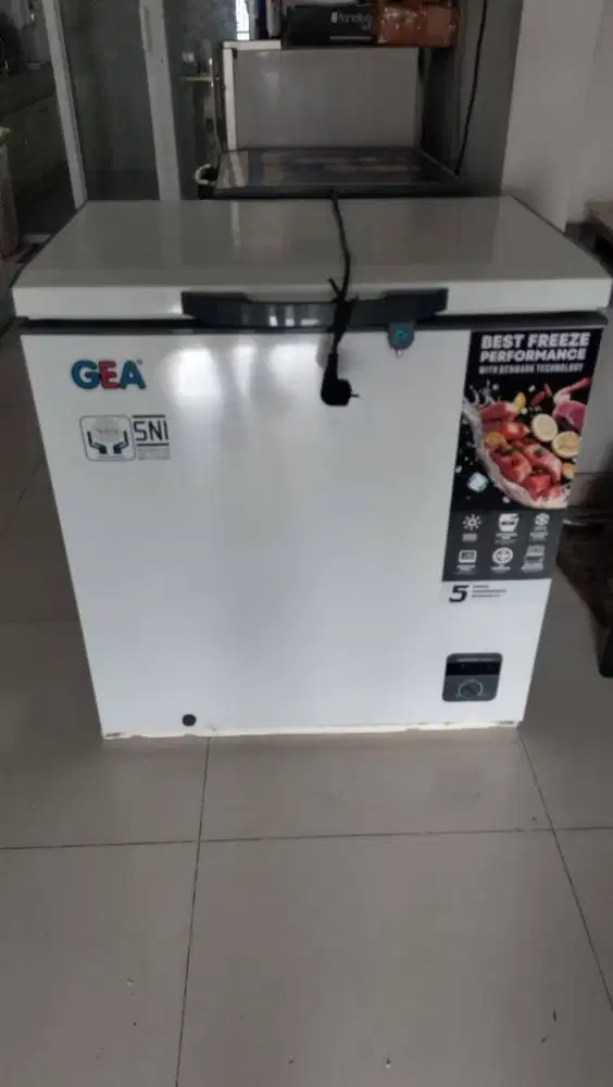 Frezzer GEA 210 LITER Bekas Seperti baru 1 tahun pemakaian