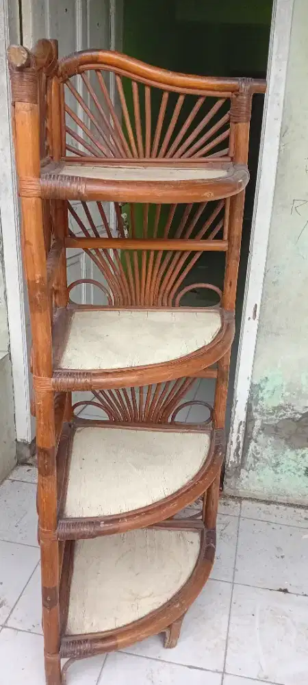 Rak Sudut Rotan 4 Tingkat – Kokoh & Estetik