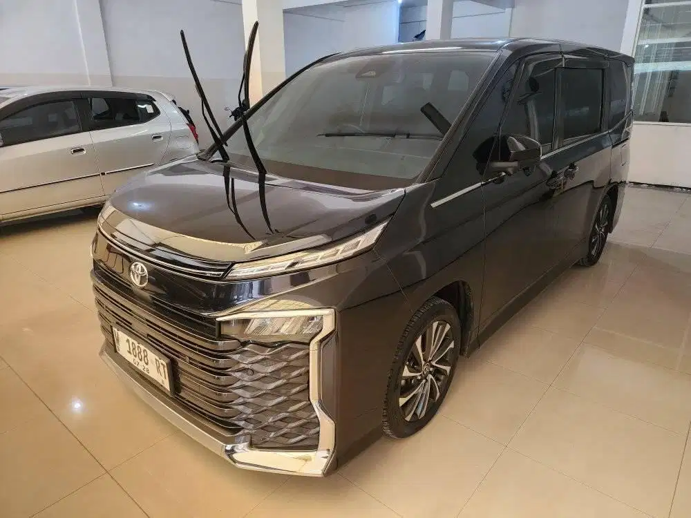 TOYOTA NEW VOXY 2.0 MATIC 2023 KILOMTER RENDAH FACELIFT