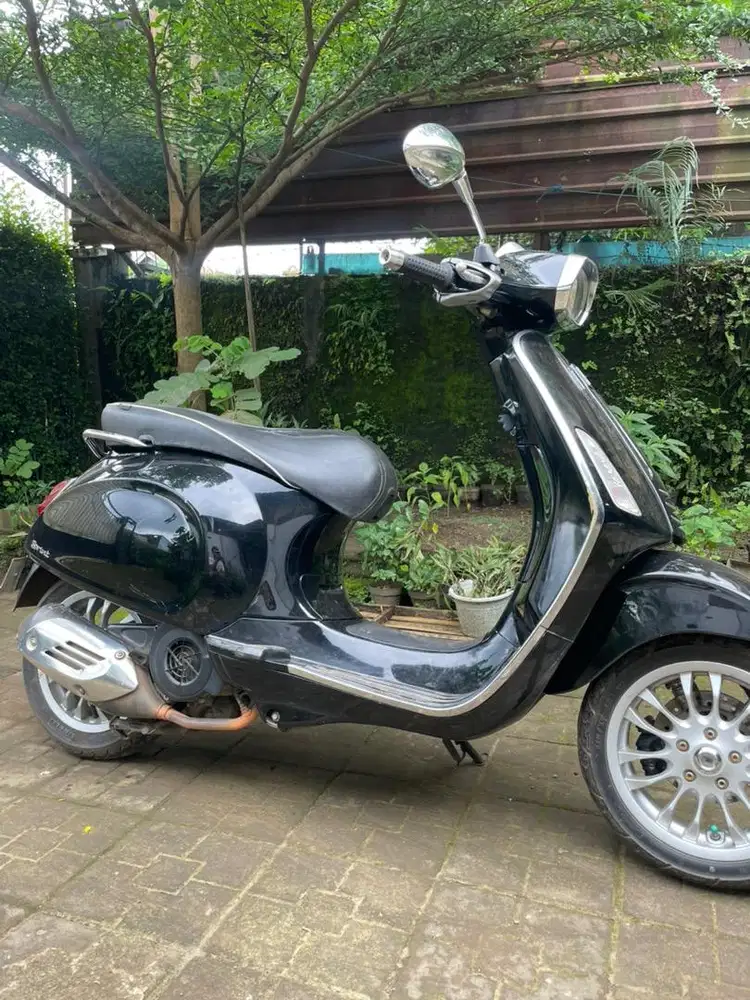 Vespa sprint 3v 2015 hitam