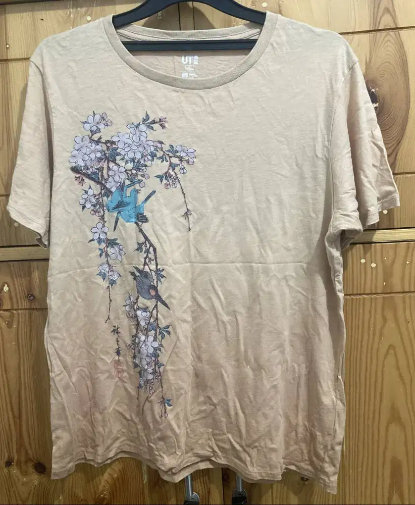 Uniqlo UT Graphic Tee – XL – Beige – Motif Burung & Sakura