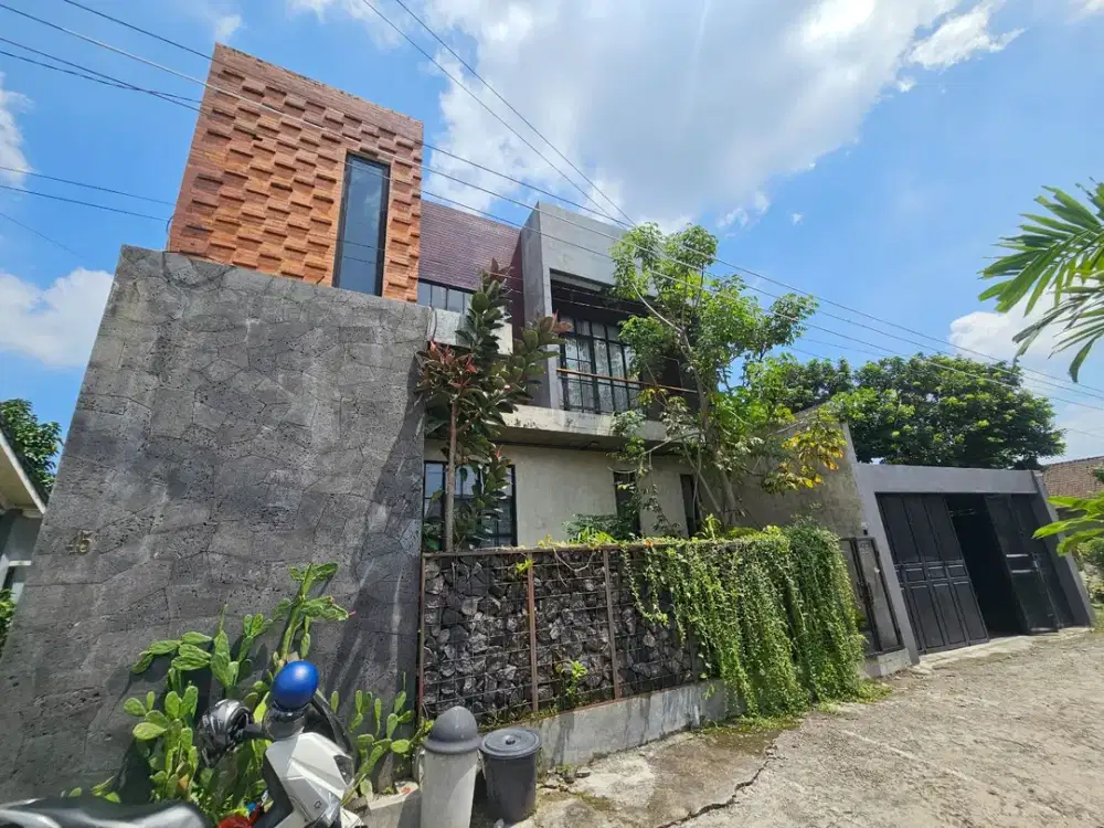 RUMAH ESTETIK MODERN INDUSTRIAL 3 LANTAI VIEW MERAPI MAGUWOHARJO DEPOK SLEMAN