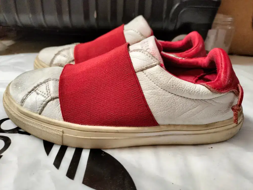 Slip on anak Givency