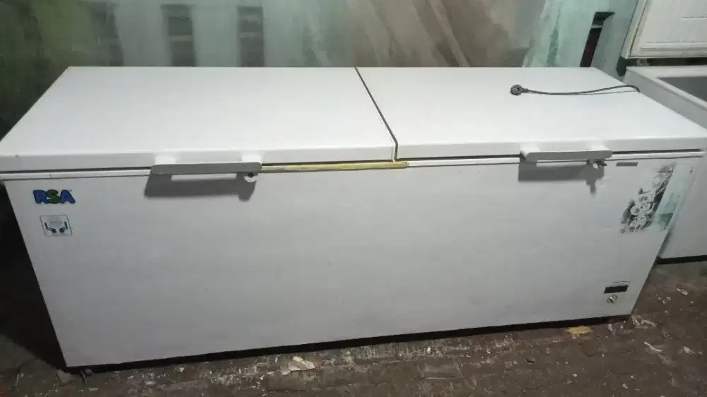 Freezer bok merek RSA kapasitas 702 litet