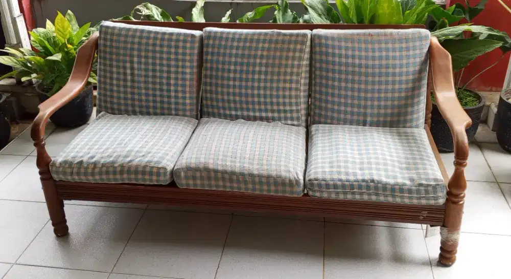 Satu set kursi tamu kayu.