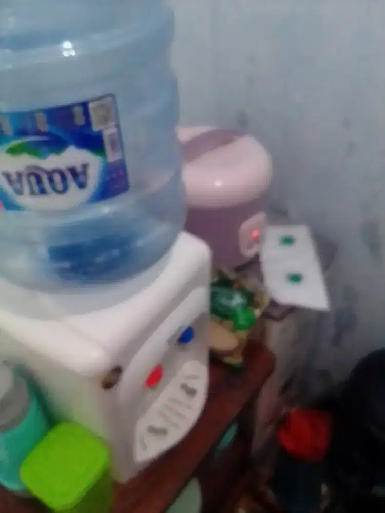 Dispenser dan galon aqua