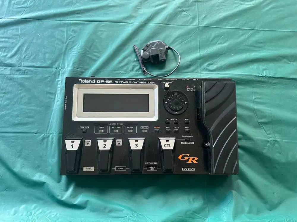 Roland GR-55 Guitar Synthesizer