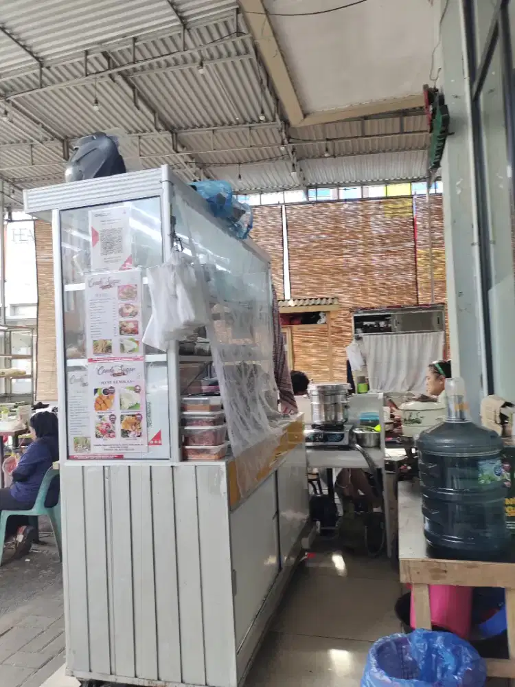 karyawan perempuan serius jaga sarapan - sore stand makanan halal