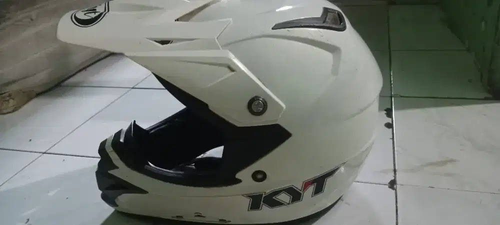Helm KYT cross over size L minus bisa minta ganti semua