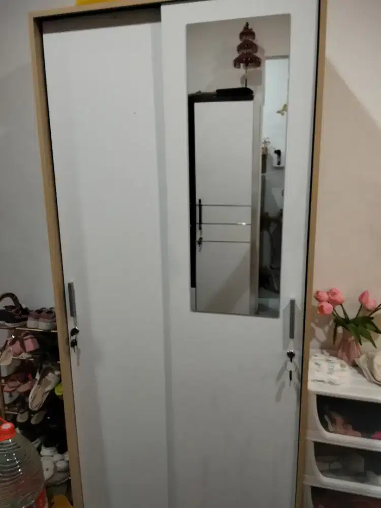 Lemari bekas Informa baru beli 3 bulan