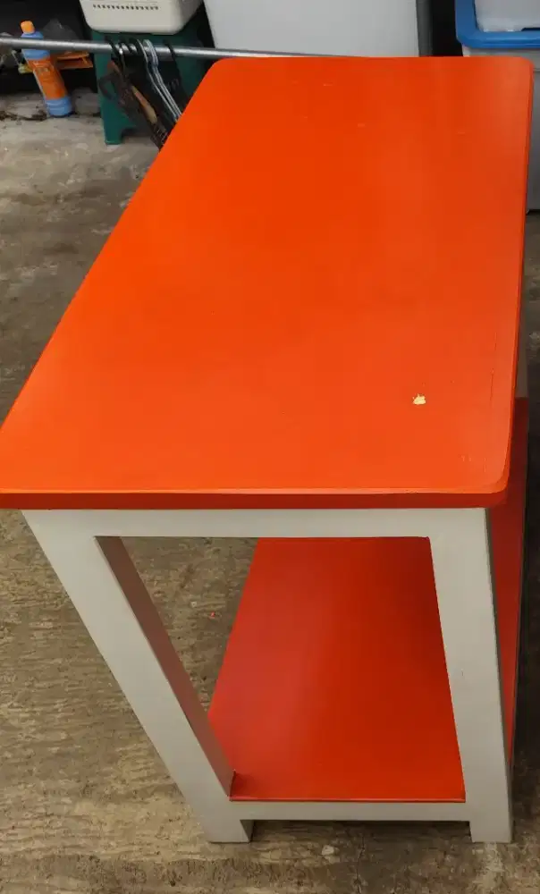 Meja  untuk usaha atau pribadi