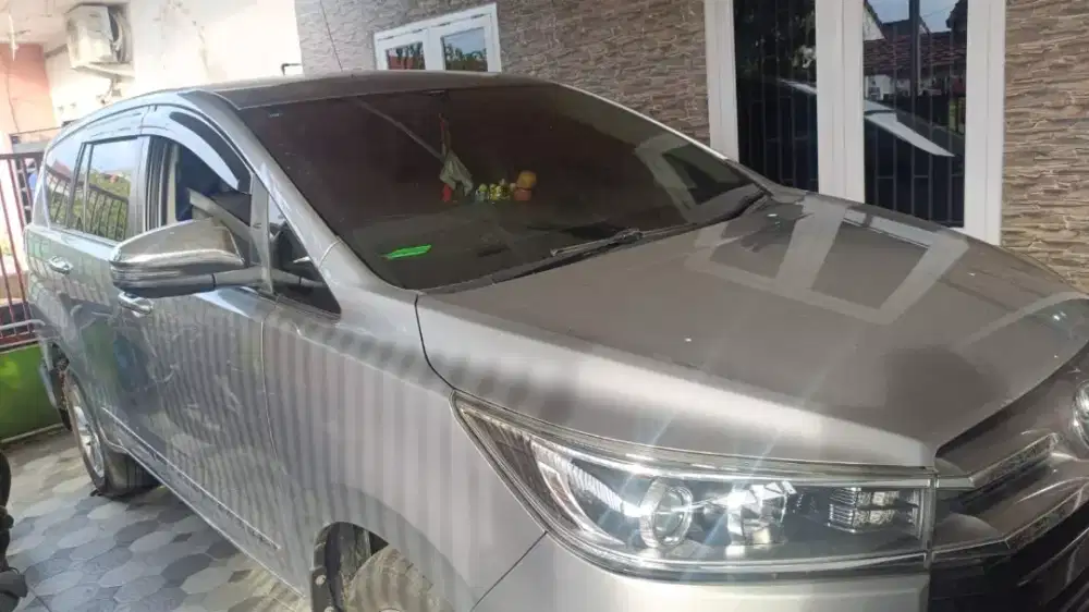 Toyota Kijang Inova silver mulus
