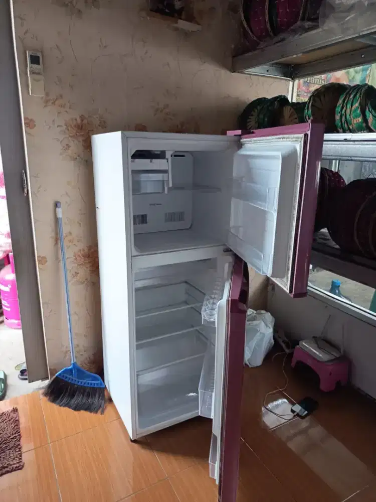 Jual kulkas merk sharp 2 pintu kondisi bagus bgt seperti baru