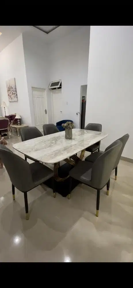 Meja makan marmer