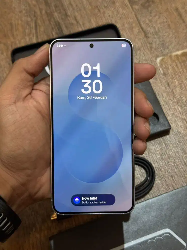 Samsung Galaxy S25 RAM 12GB / ROM 256GB warna Icy Blue.