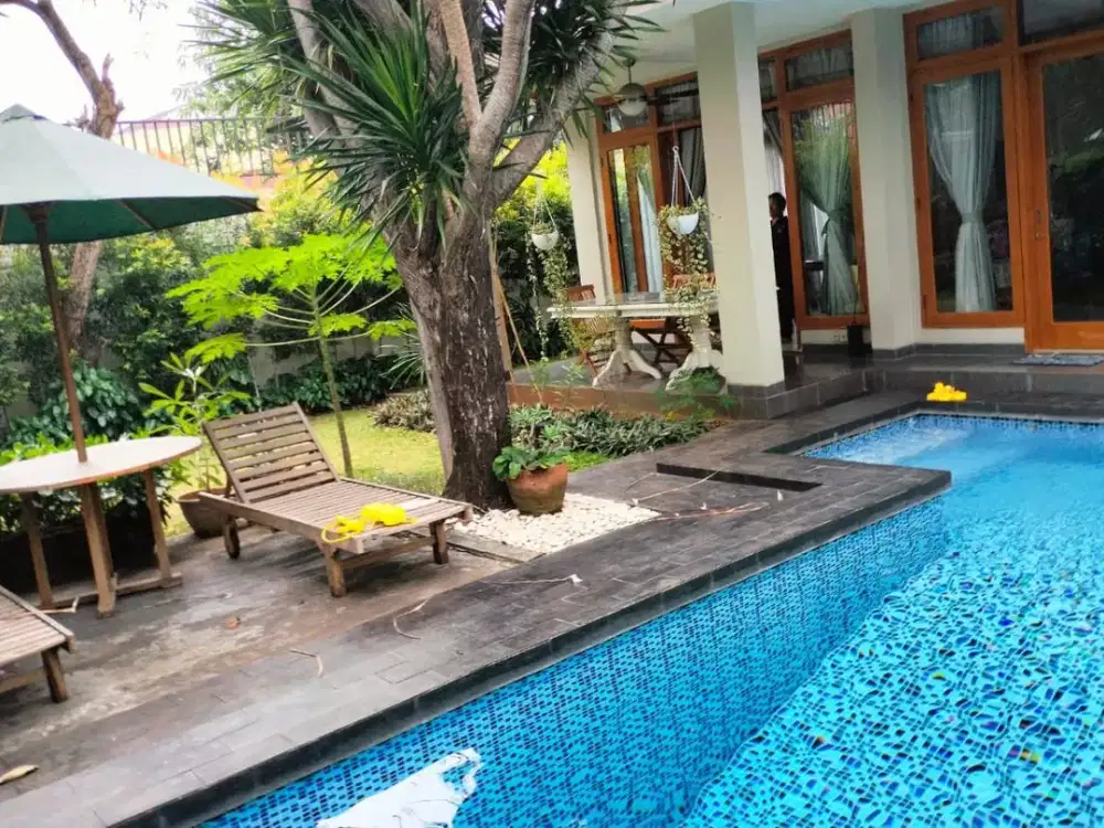 DISEWAKAN RUMAH LOKASI STRATEGIS SEMI FURNISHED DGN FASILITAS SWIMING POLL DI KEMANG SELATAN  JAKARTA SELATAN