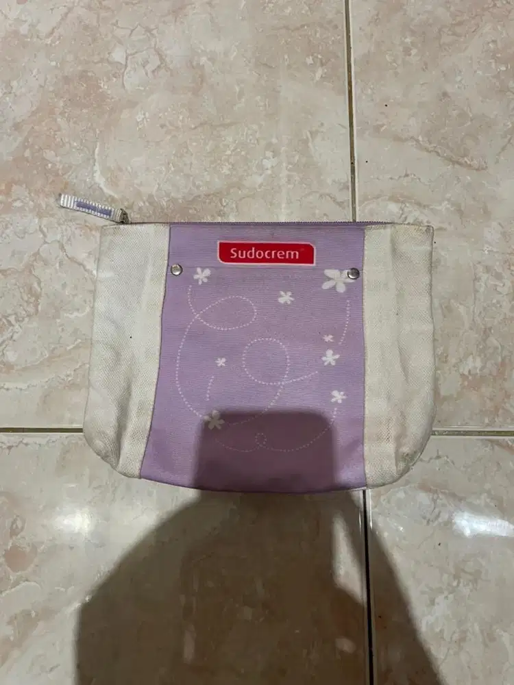 Tempat pensil warna putih ungu