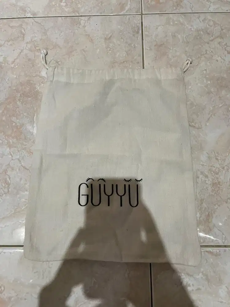 tas putih guyyu