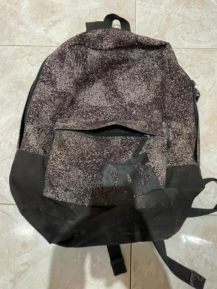 tas dc warna abu-abu hitam