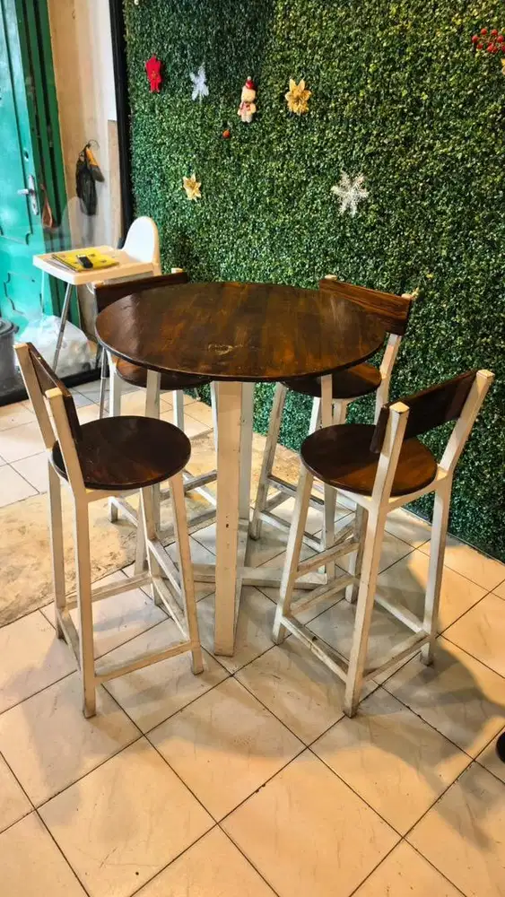 Meja tinggi dan kursi