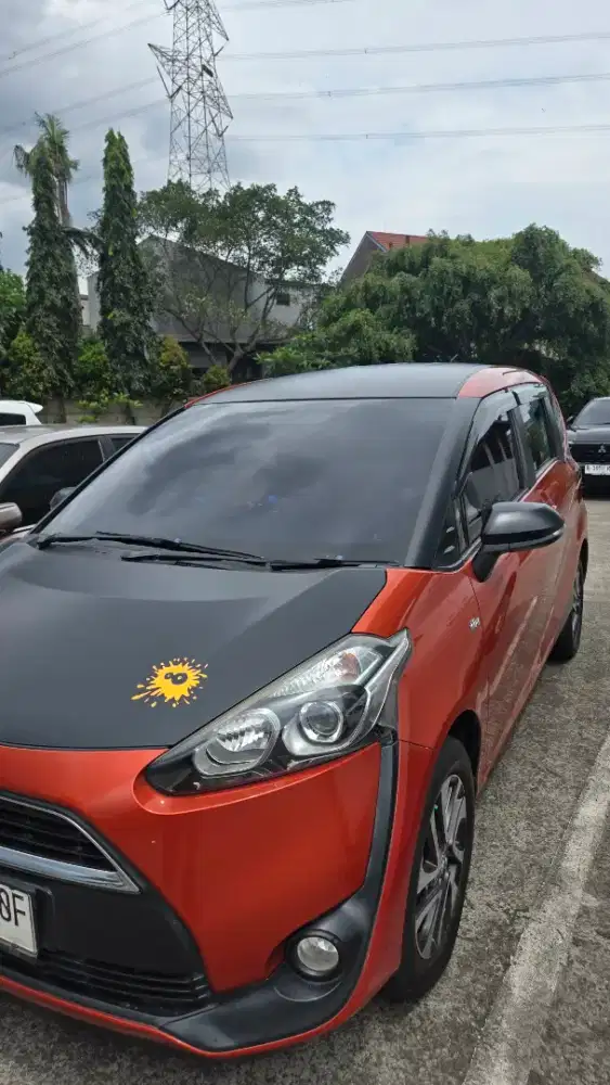 Sienta 1.5 V MT 2017 orange Bekas