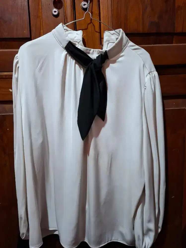 Baju Putih dengan Aksen Hitam