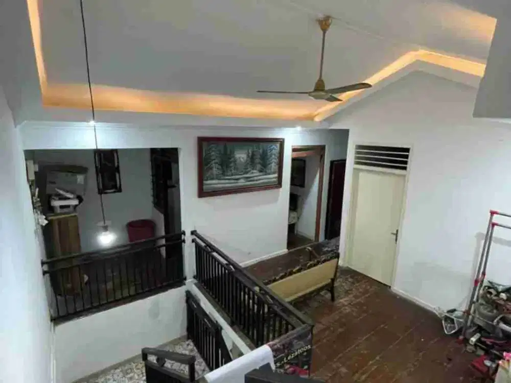 Dijual Rumah Bagus 2.5 Lantai Siap Huni Tinggal bawa Koper