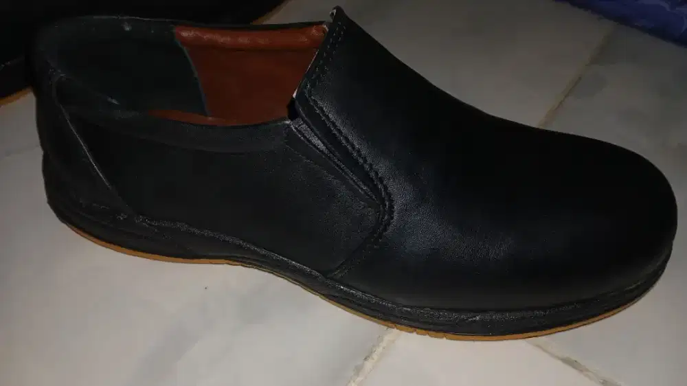 sepatu kulit warna hitam