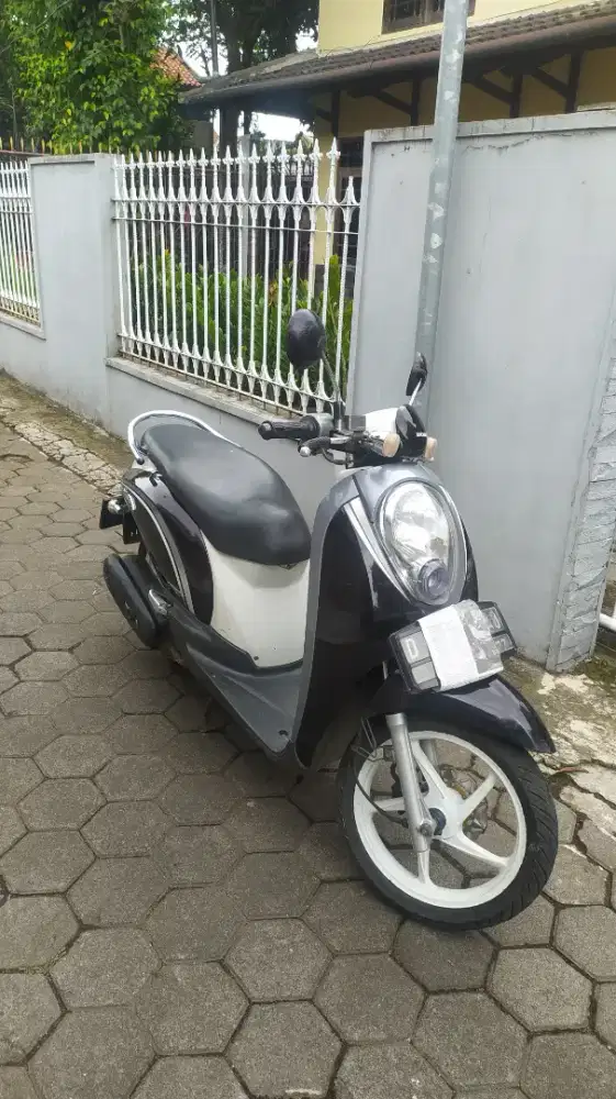 Scoopy th 2012 warna hitam