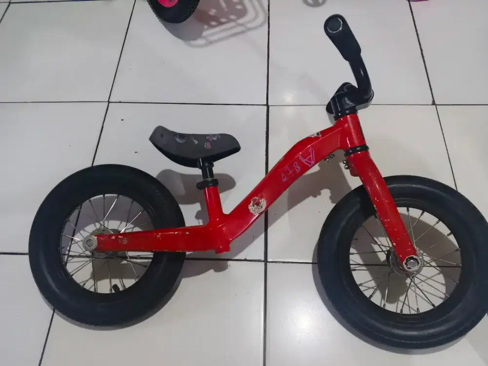 sepeda keseimbangan Moustache Mercredi 12 + Helm