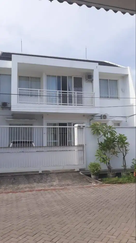 Jual rumah tinggal 2lantai di kutisari indah