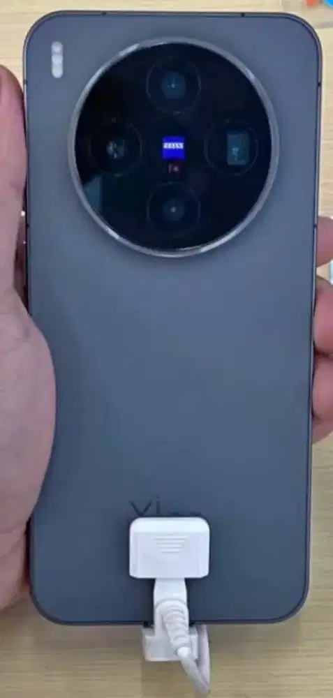 Vivo x300 HP flagship dilengkapi dengan lensa dari Jerman
