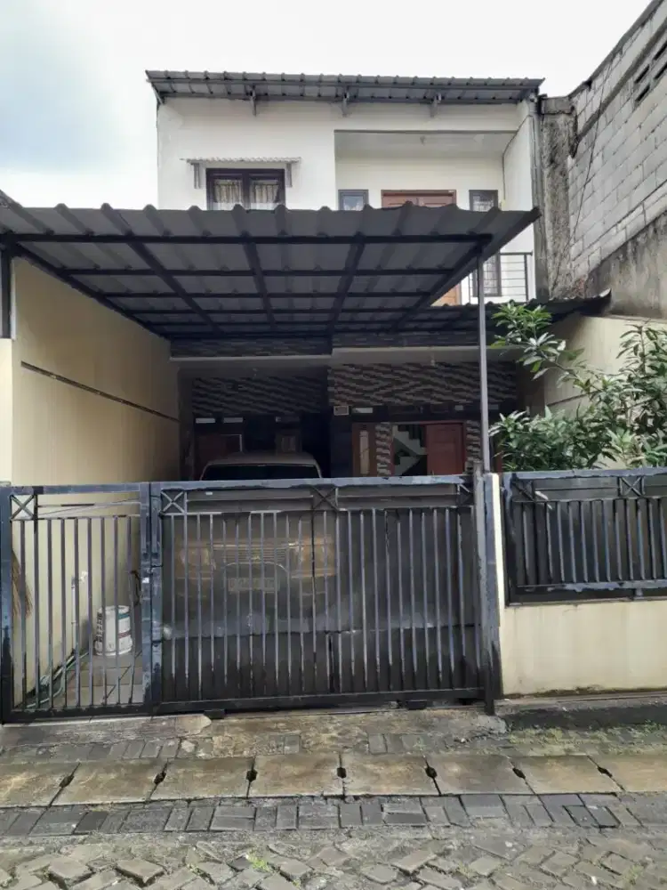 Rumah Luas Lokasi Strategis Dekat Busway Puribeta