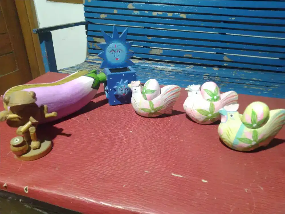 Pajangan rumah bahan kayu