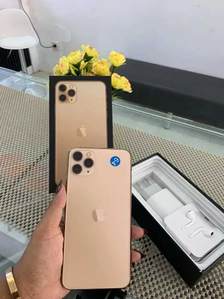 Iphone 11 Pro Max 64 Gold all provider Like new full set