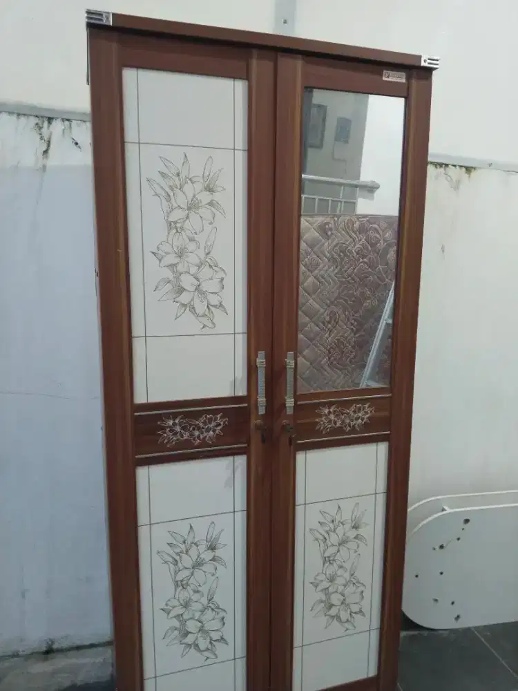 Lemari pakaian partikel