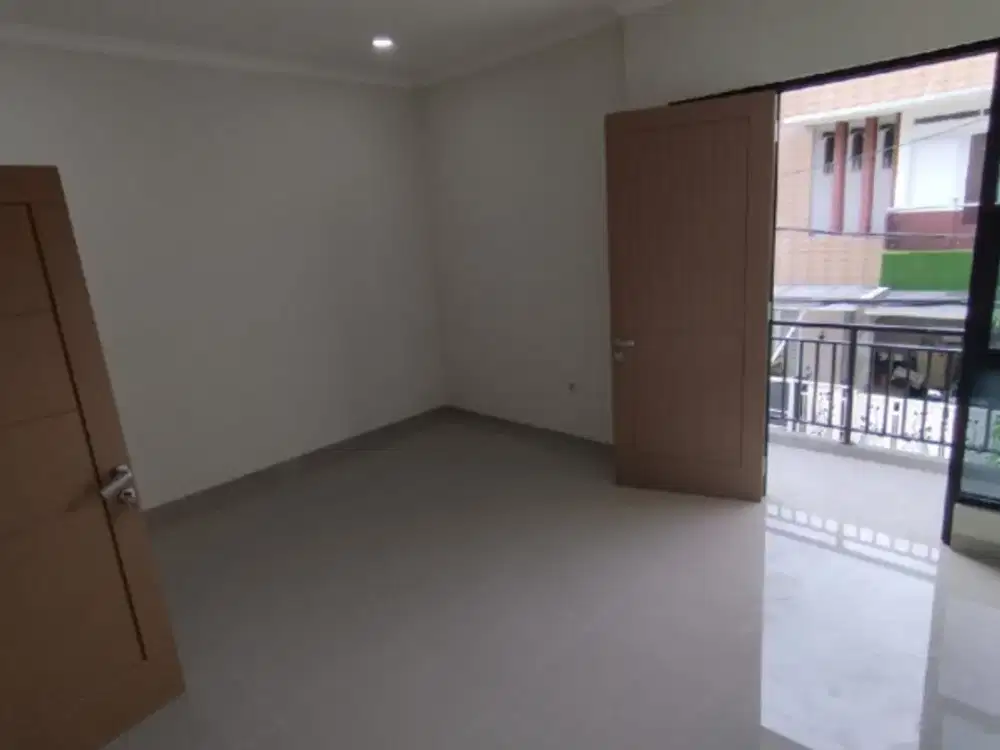 Rumah Meruya Ilir 3 Lantai, Jakbar, LT 100m2 LB 200m2