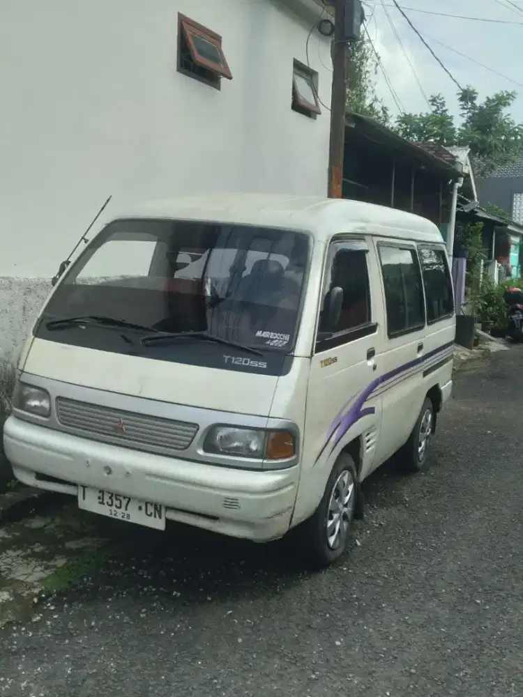 Mitsubishi T 120 SS putih minibus