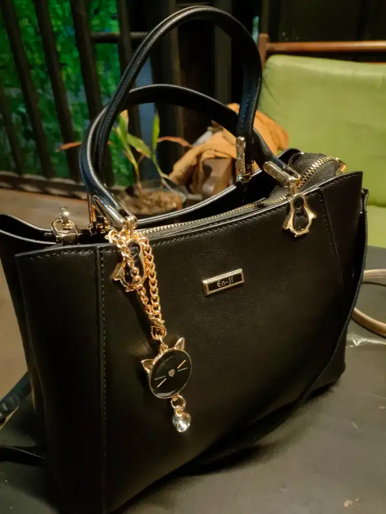 TAS SELEMPANG WANITA HITAM