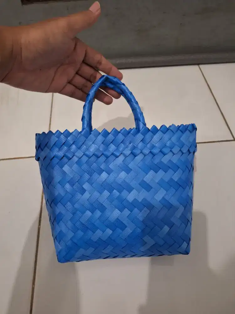 Tas kecil anyaman berwarna biru