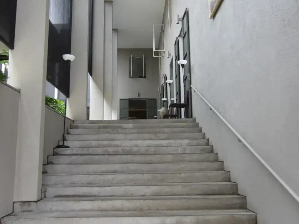 DIJUAL RUMAH + CAFE PONDOK HIJAU BANDUNG FULLFURNISH  Sertifikat : SHM Jumlah Lantai : 2 Luas Tanah : 1.034m² Luas Bangunan : 800m² Orientasi / Arah S