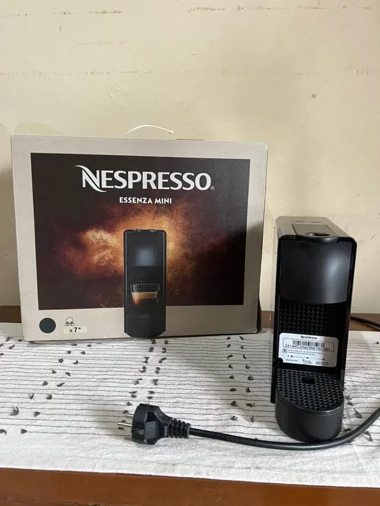 Mesin Kopi Nespresso Essenza Mini Warna Hitam Mulus